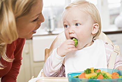 人工喂养孩子满月就要添加辅食